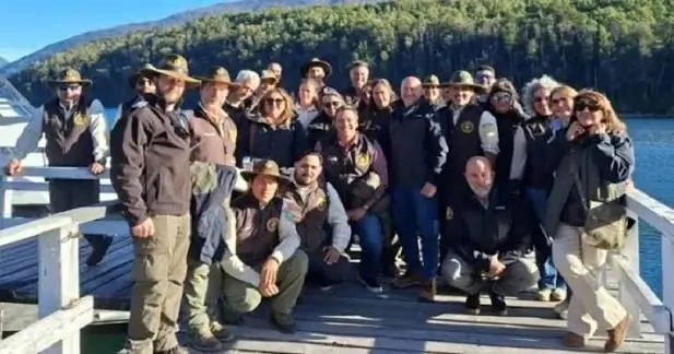 Grupo de guardaparques del Parque Nacional Lanín en un muelle junto al lago