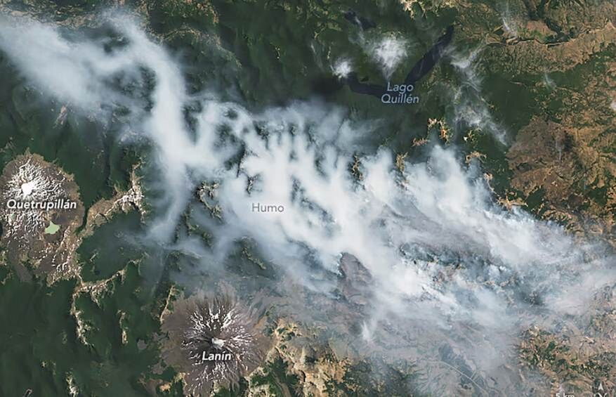 Imagen satelital del humo sobre el Parque Nacional Lanín y el lago Quillén, 8 de febrero de 2025